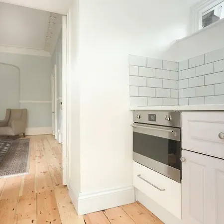 Georgian 2 Bedroom Flat On Gloucester Road Apartment *