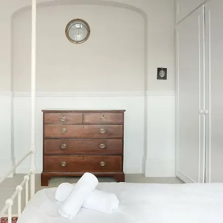 Georgian 2 Bedroom Flat On Gloucester Road Apartment