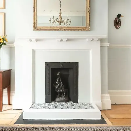 Georgian 2 Bedroom Flat On Gloucester Road