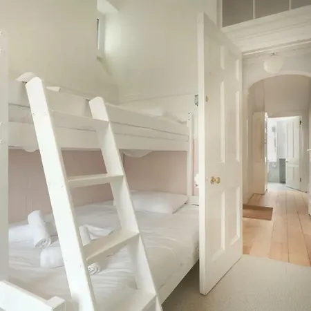 Georgian 2 Bedroom Flat On Gloucester Road Daire